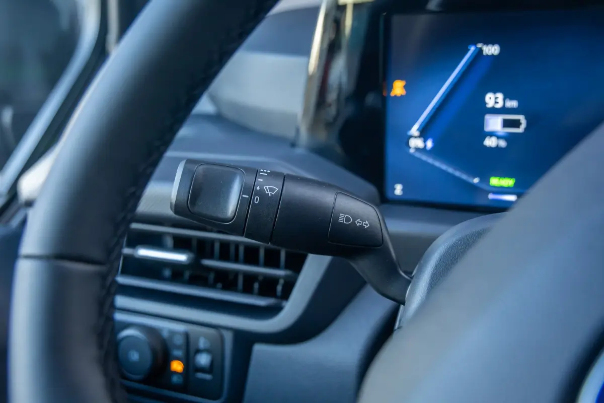 Cust. 340 L2H1 Limited 71 kWh | Nieuwe bus! | Camera | Apple Carplay/Android Auto | Stuur/stoel/voorruit verwarming | Digitaal dashboard | 2 zitplaatsen rechtsvoor | Achteruitrijcamera | App