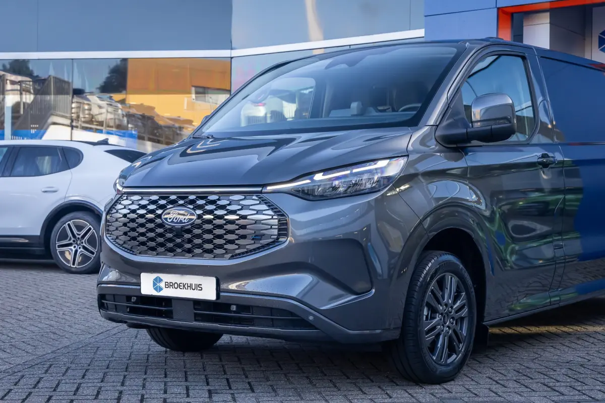 Cust. 340 L2H1 Limited 71 kWh | Nieuwe bus! | Camera | Apple Carplay/Android Auto | Stuur/stoel/voorruit verwarming | Digitaal dashboard | 2 zitplaatsen rechtsvoor | Achteruitrijcamera | App