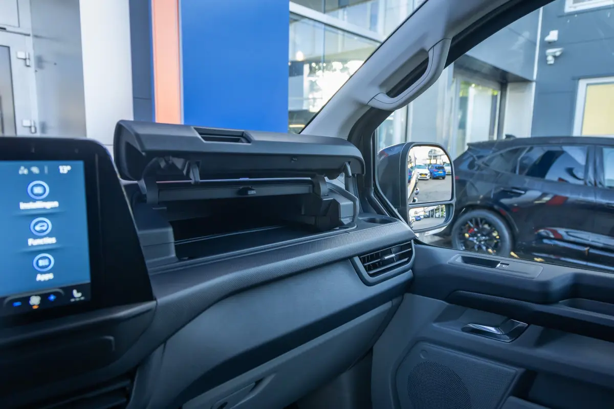 Cust. 340 L2H1 Limited 71 kWh | Nieuwe bus! | Camera | Apple Carplay/Android Auto | Stuur/stoel/voorruit verwarming | Digitaal dashboard | 2 zitplaatsen rechtsvoor | Achteruitrijcamera | App