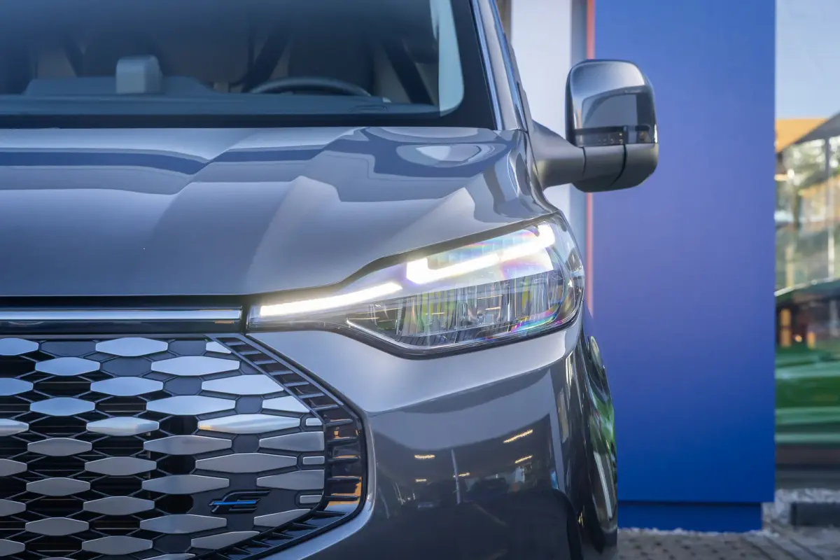 Cust. 340 L2H1 Limited 71 kWh | Nieuwe bus! | Camera | Apple Carplay/Android Auto | Stuur/stoel/voorruit verwarming | Digitaal dashboard | 2 zitplaatsen rechtsvoor | Achteruitrijcamera | App