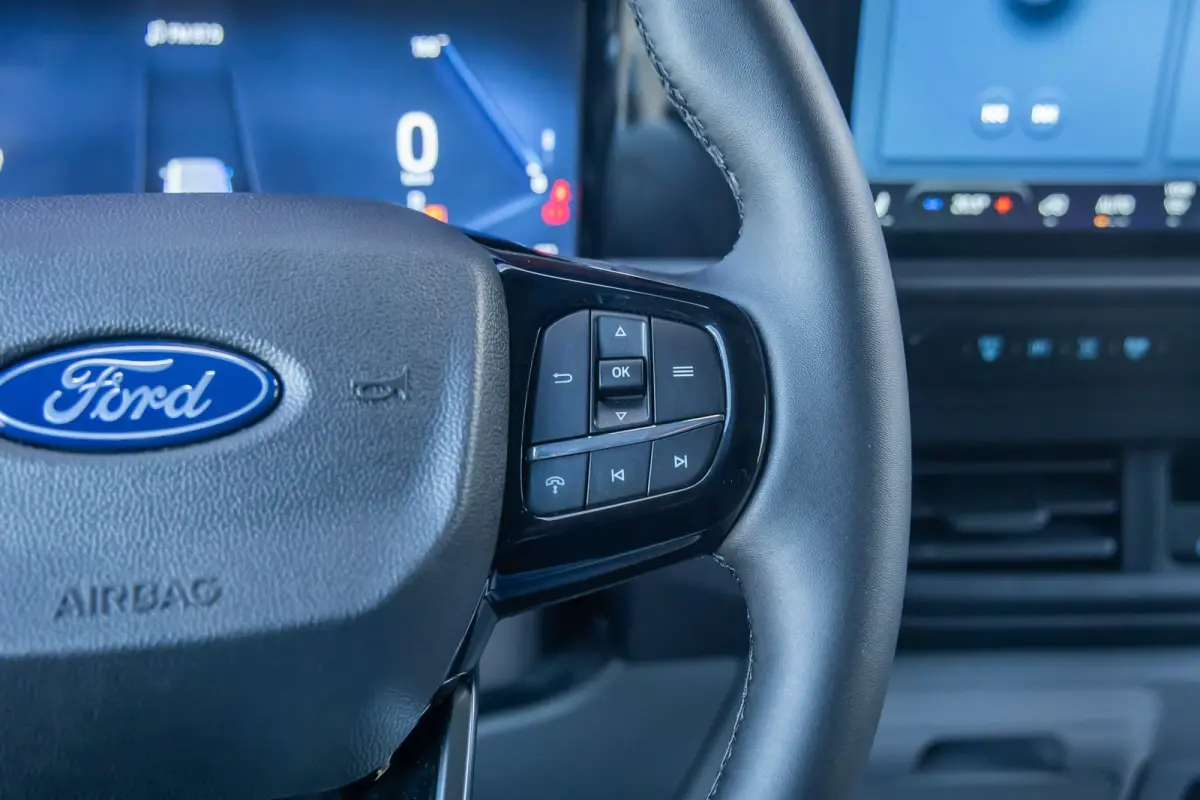 Cust. 340 L2H1 Limited 71 kWh | Nieuwe bus! | Camera | Apple Carplay/Android Auto | Stuur/stoel/voorruit verwarming | Digitaal dashboard | 2 zitplaatsen rechtsvoor | Achteruitrijcamera | App