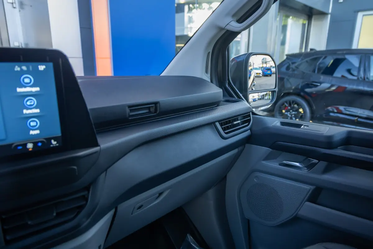 Cust. 340 L2H1 Limited 71 kWh | Nieuwe bus! | Camera | Apple Carplay/Android Auto | Stuur/stoel/voorruit verwarming | Digitaal dashboard | 2 zitplaatsen rechtsvoor | Achteruitrijcamera | App