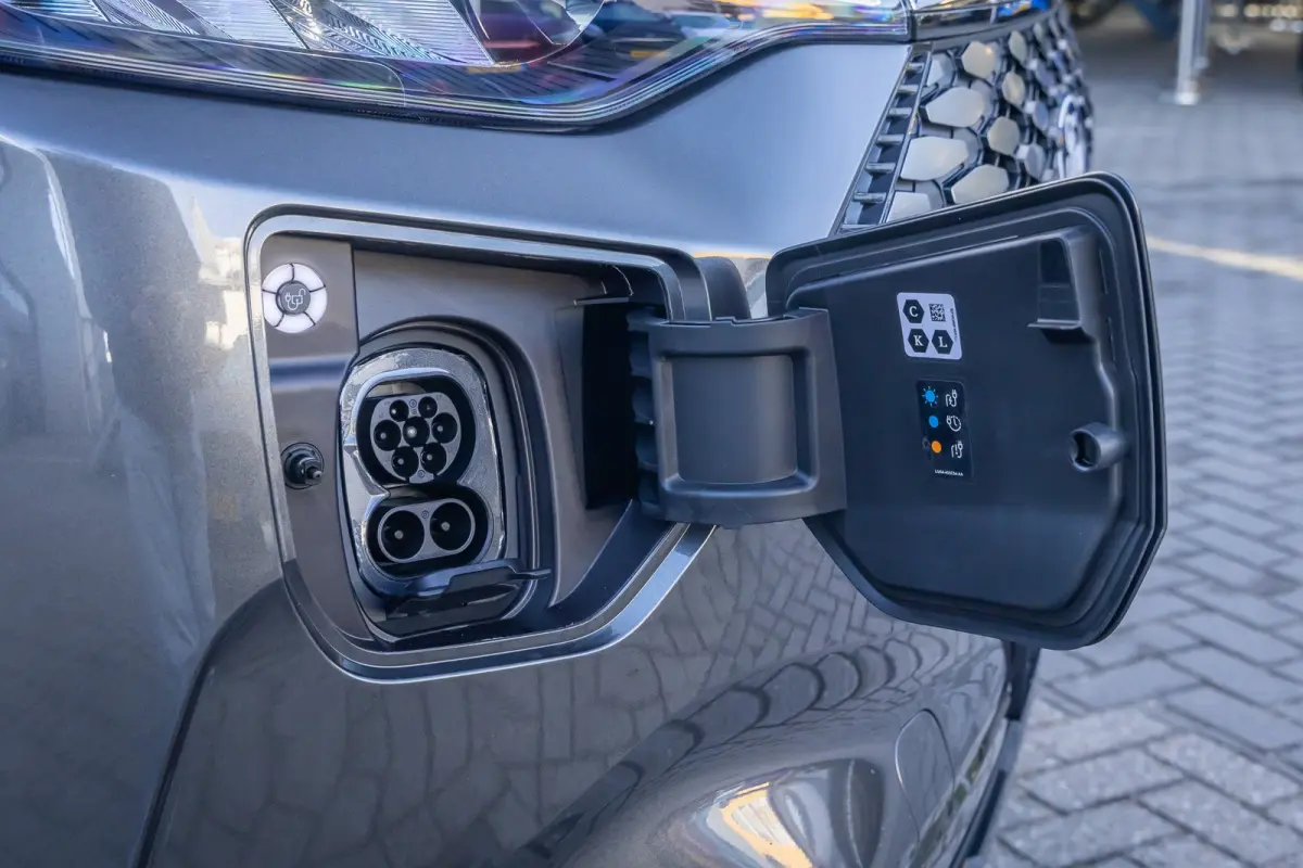 Cust. 340 L2H1 Limited 71 kWh | Nieuwe bus! | Camera | Apple Carplay/Android Auto | Stuur/stoel/voorruit verwarming | Digitaal dashboard | 2 zitplaatsen rechtsvoor | Achteruitrijcamera | App