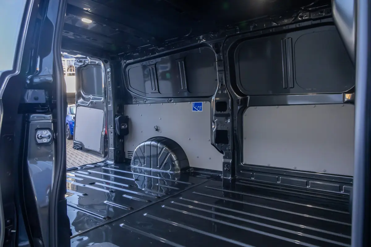 Cust. 340 L2H1 Limited 71 kWh | Nieuwe bus! | Camera | Apple Carplay/Android Auto | Stuur/stoel/voorruit verwarming | Digitaal dashboard | 2 zitplaatsen rechtsvoor | Achteruitrijcamera | App