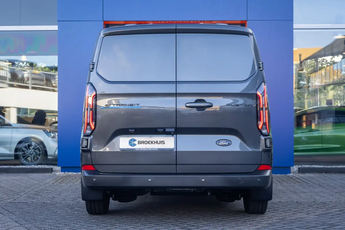 Cust. 340 L2H1 Limited 71 kWh | Nieuwe bus! | Camera | Apple Carplay/Android Auto | Stuur/stoel/voorruit verwarming | Digitaal dashboard | 2 zitplaatsen rechtsvoor | Achteruitrijcamera | App