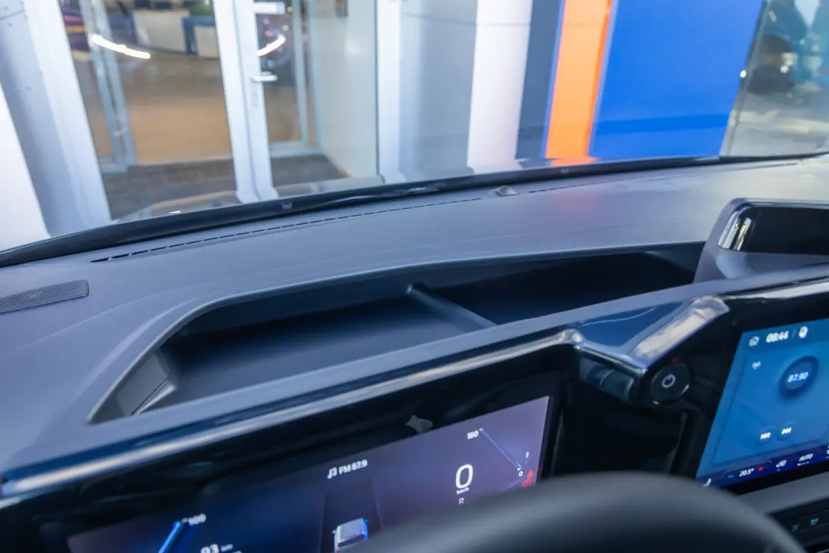 Cust. 340 L2H1 Limited 71 kWh | Nieuwe bus! | Camera | Apple Carplay/Android Auto | Stuur/stoel/voorruit verwarming | Digitaal dashboard | 2 zitplaatsen rechtsvoor | Achteruitrijcamera | App