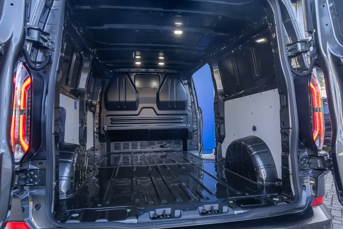 Cust. 340 L2H1 Limited 71 kWh | Nieuwe bus! | Camera | Apple Carplay/Android Auto | Stuur/stoel/voorruit verwarming | Digitaal dashboard | 2 zitplaatsen rechtsvoor | Achteruitrijcamera | App