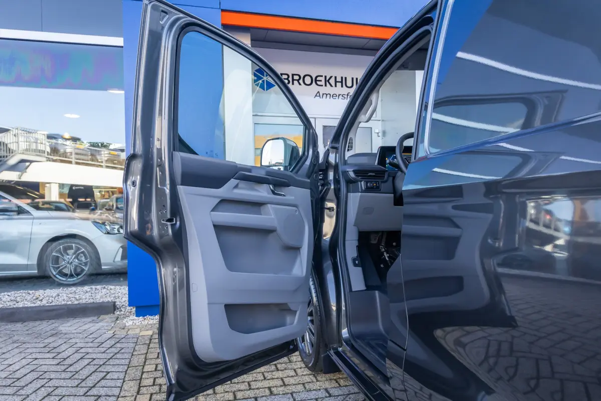 Cust. 340 L2H1 Limited 71 kWh | Nieuwe bus! | Camera | Apple Carplay/Android Auto | Stuur/stoel/voorruit verwarming | Digitaal dashboard | 2 zitplaatsen rechtsvoor | Achteruitrijcamera | App