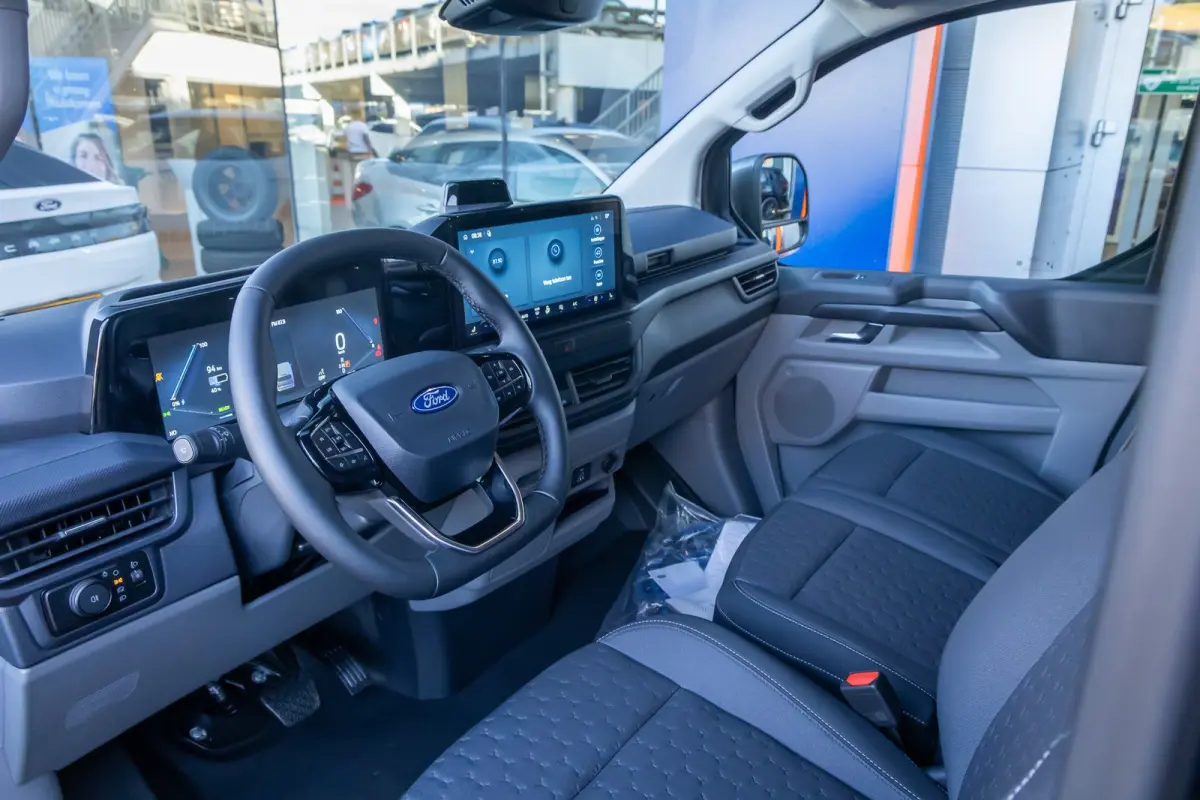 Cust. 340 L2H1 Limited 71 kWh | Nieuwe bus! | Camera | Apple Carplay/Android Auto | Stuur/stoel/voorruit verwarming | Digitaal dashboard | 2 zitplaatsen rechtsvoor | Achteruitrijcamera | App