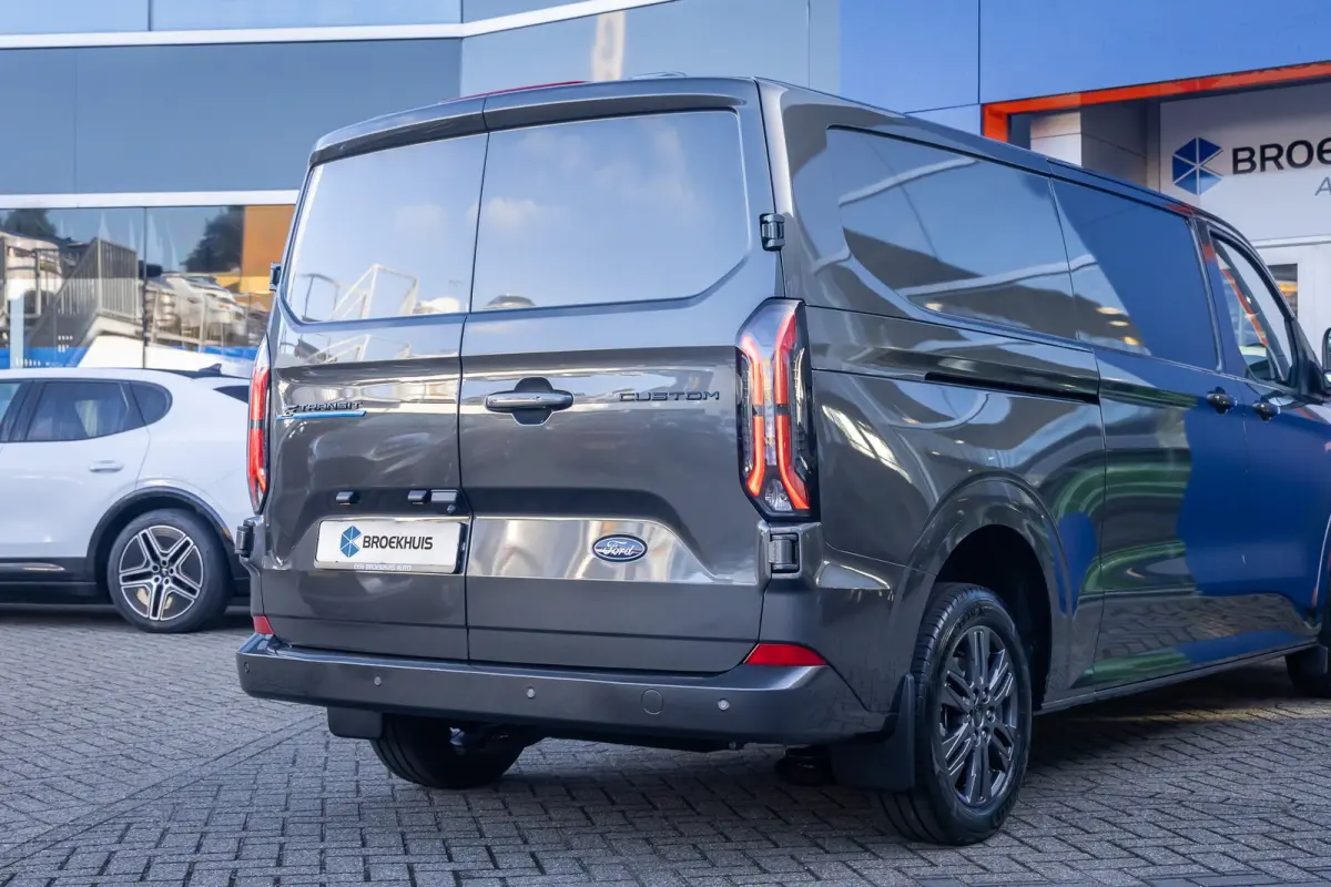 Cust. 340 L2H1 Limited 71 kWh | Nieuwe bus! | Camera | Apple Carplay/Android Auto | Stuur/stoel/voorruit verwarming | Digitaal dashboard | 2 zitplaatsen rechtsvoor | Achteruitrijcamera | App