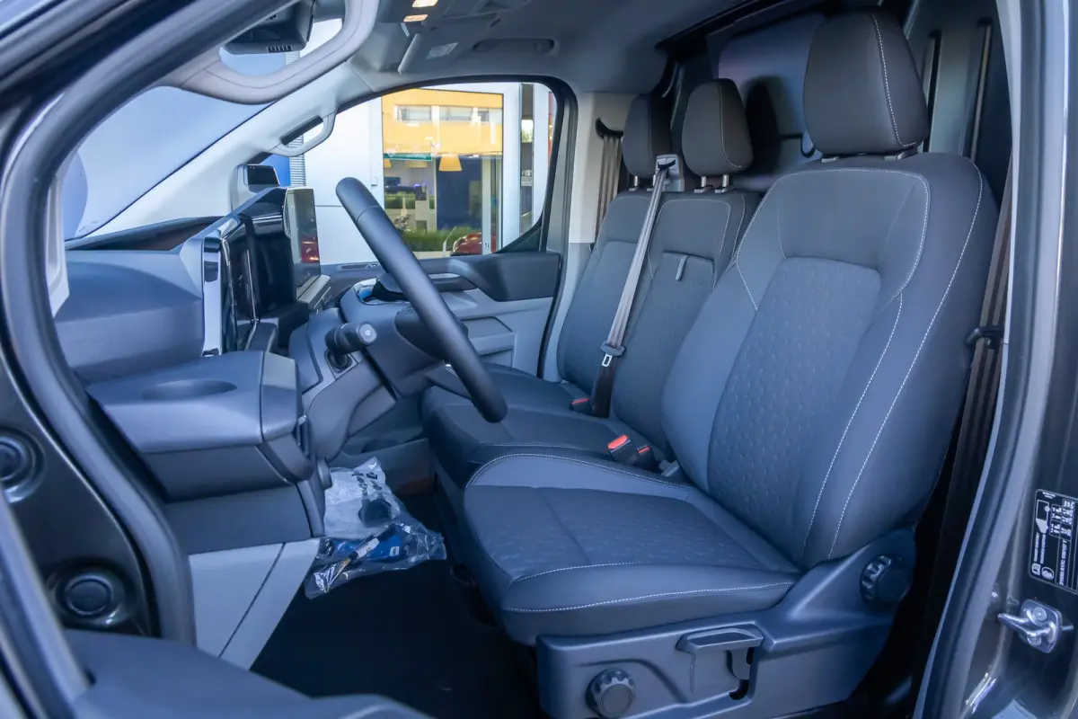 Cust. 340 L2H1 Limited 71 kWh | Nieuwe bus! | Camera | Apple Carplay/Android Auto | Stuur/stoel/voorruit verwarming | Digitaal dashboard | 2 zitplaatsen rechtsvoor | Achteruitrijcamera | App