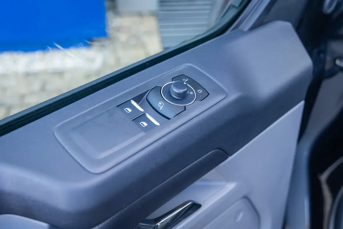 Cust. 340 L2H1 Limited 71 kWh | Nieuwe bus! | Camera | Apple Carplay/Android Auto | Stuur/stoel/voorruit verwarming | Digitaal dashboard | 2 zitplaatsen rechtsvoor | Achteruitrijcamera | App