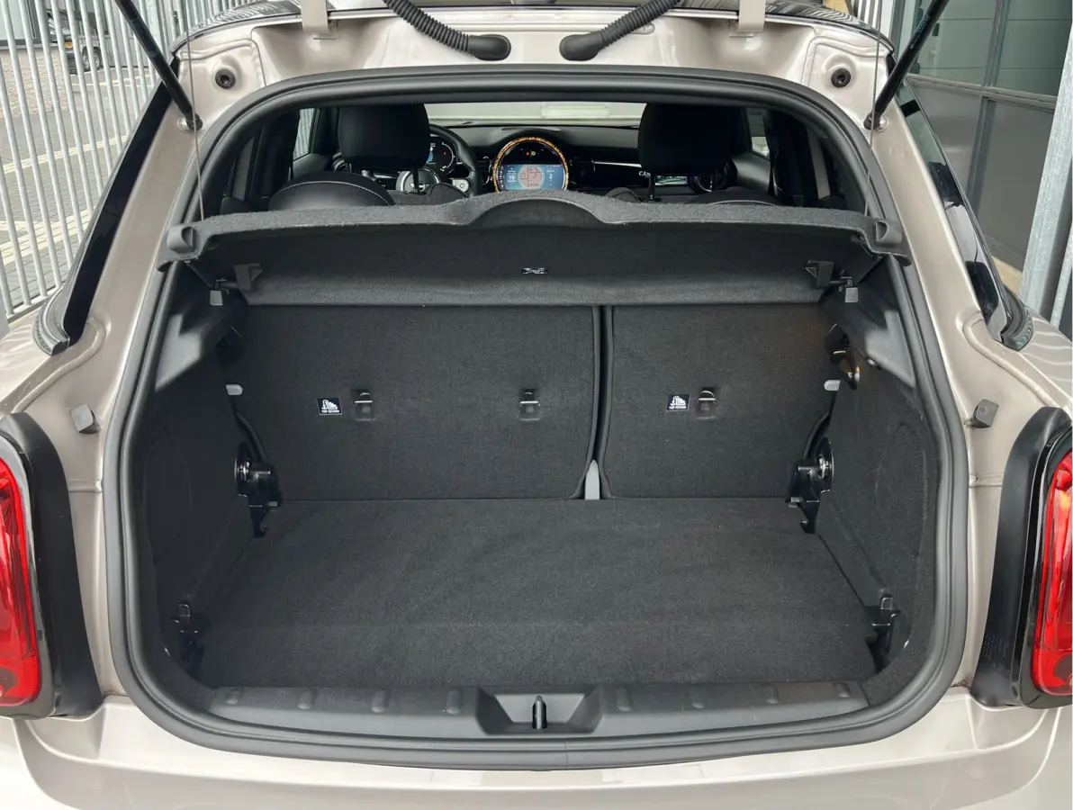 1.5 Cooper Camden Edition | AUTOMAAT | CAMERA | CARPLAY | NAVI | CRUISE CONTROL | STOEL/STUURVERWARMING | PDC | CLIMATE CONTROL | LMV 16'' | KEYLESS | LED | DAB | BLUETOOTH