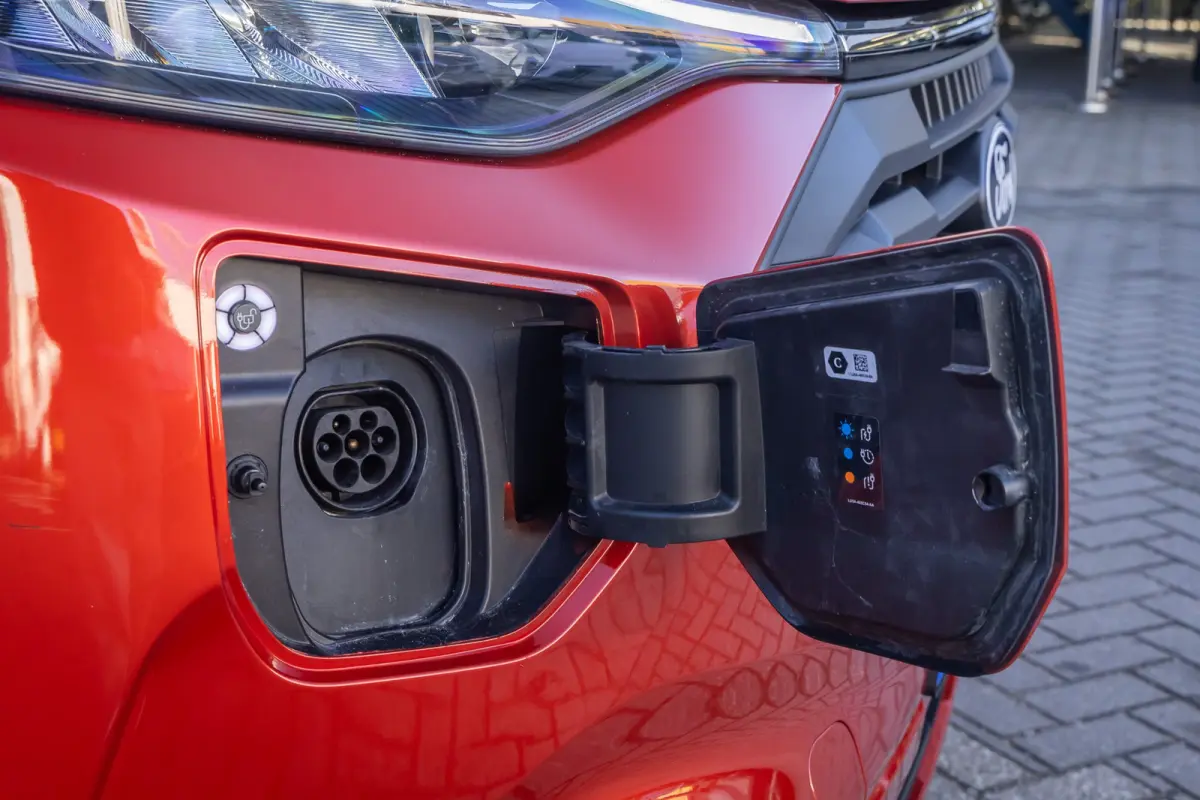320 2.5 PHEV L2H1 Limited | Camera | Apple Carplay/Android Auto | Cruise adaptief | Keyless entry/start | Stoel/stuur/voorruit verwarming | Achteruitrijcamera | Apple Carplay/Android Auto|te