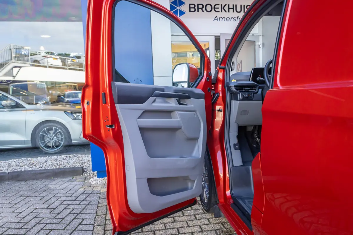 320 2.5 PHEV L2H1 Limited | Camera | Apple Carplay/Android Auto | Cruise adaptief | Keyless entry/start | Stoel/stuur/voorruit verwarming | Achteruitrijcamera | Apple Carplay/Android Auto|te