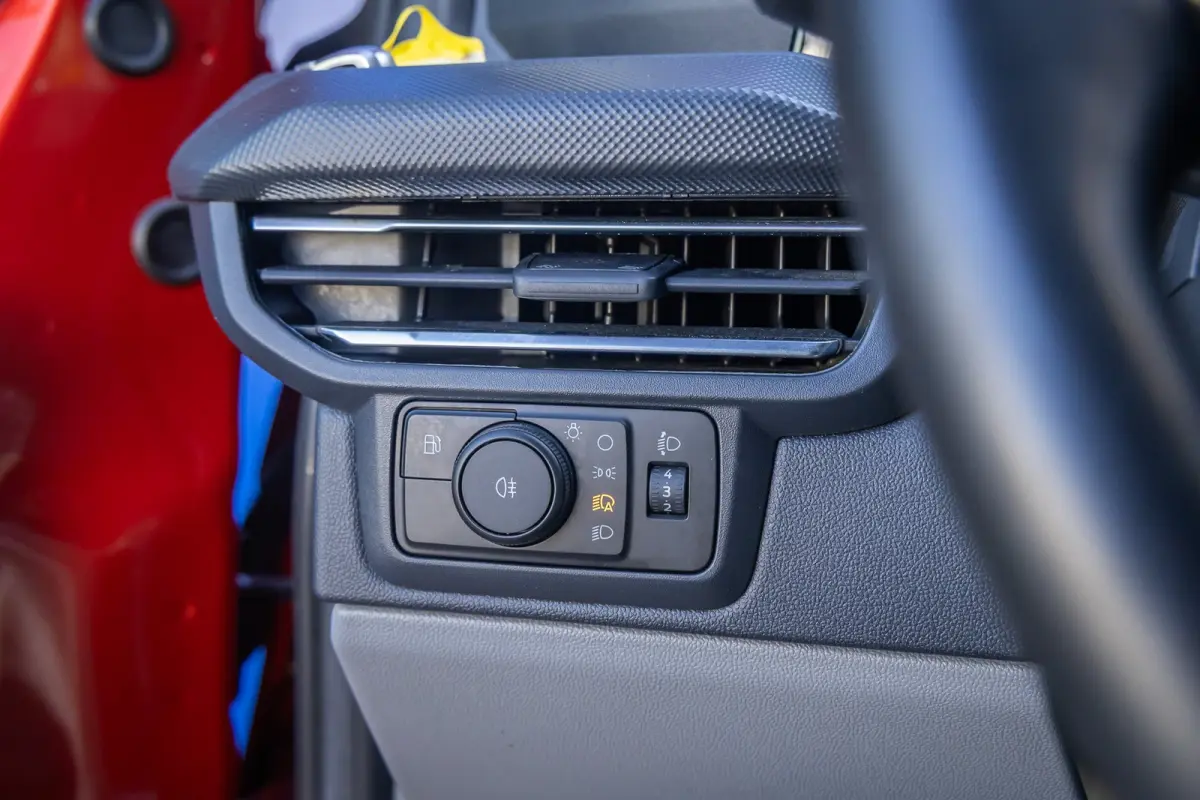 320 2.5 PHEV L2H1 Limited | Camera | Apple Carplay/Android Auto | Cruise adaptief | Keyless entry/start | Stoel/stuur/voorruit verwarming | Achteruitrijcamera | Apple Carplay/Android Auto|te