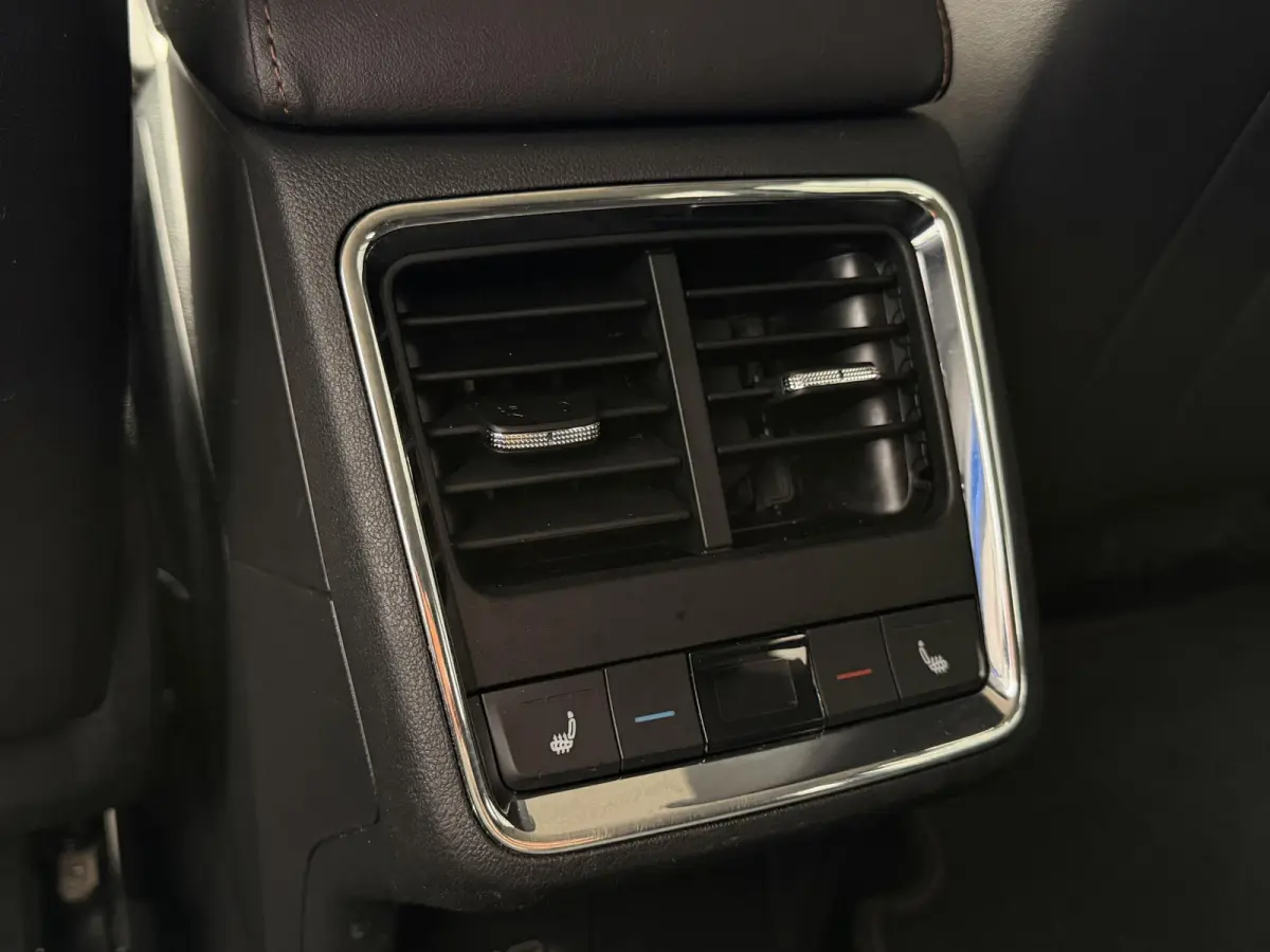 80 | Elektrisch verstelbare stoelen incl. geheugenfunctie | Stoel- en stuurverwarming | Elektrisch bedienbare achterklep | Lederen bekleding | Achteruitrijcamera | Parkeersensoren voor- en a