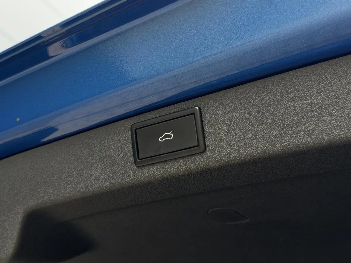 80 | Elektrisch verstelbare stoelen incl. geheugenfunctie | Stoel- en stuurverwarming | Elektrisch bedienbare achterklep | Lederen bekleding | Achteruitrijcamera | Parkeersensoren voor- en a