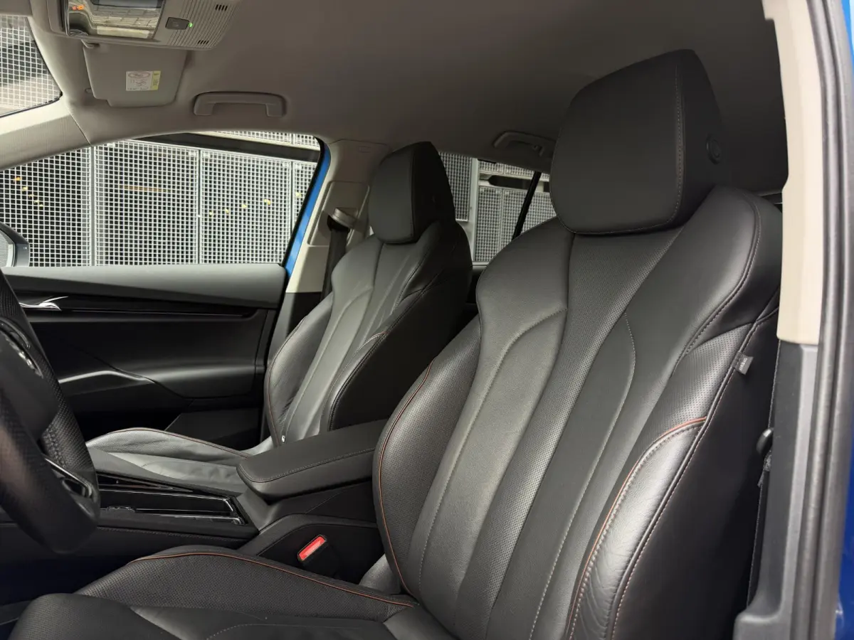 80 | Elektrisch verstelbare stoelen incl. geheugenfunctie | Stoel- en stuurverwarming | Elektrisch bedienbare achterklep | Lederen bekleding | Achteruitrijcamera | Parkeersensoren voor- en a