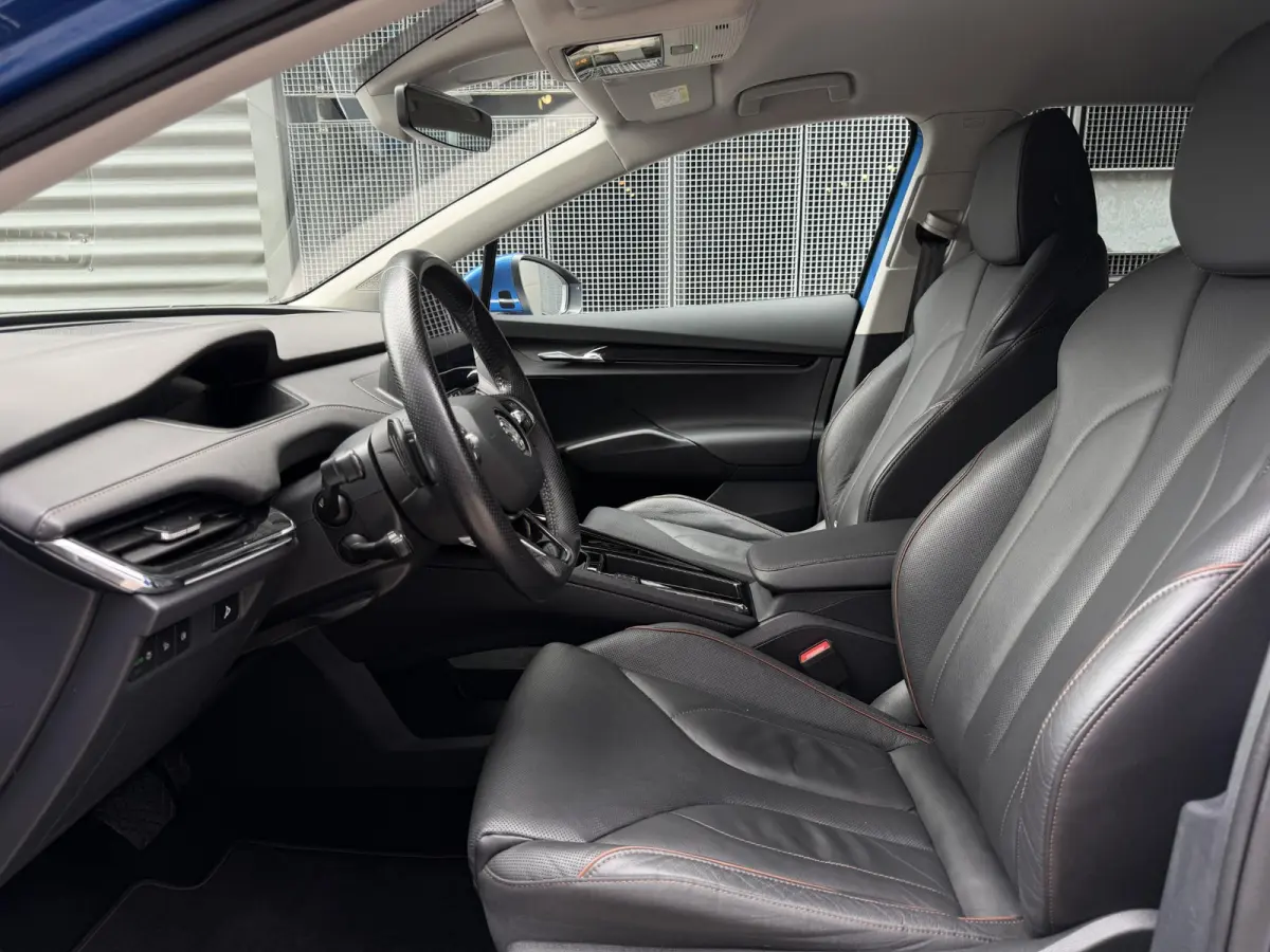 80 | Elektrisch verstelbare stoelen incl. geheugenfunctie | Stoel- en stuurverwarming | Elektrisch bedienbare achterklep | Lederen bekleding | Achteruitrijcamera | Parkeersensoren voor- en a