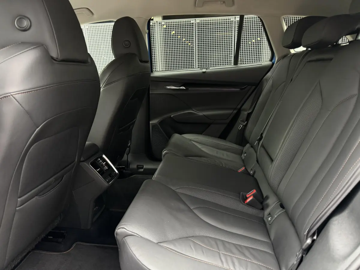 80 | Elektrisch verstelbare stoelen incl. geheugenfunctie | Stoel- en stuurverwarming | Elektrisch bedienbare achterklep | Lederen bekleding | Achteruitrijcamera | Parkeersensoren voor- en a