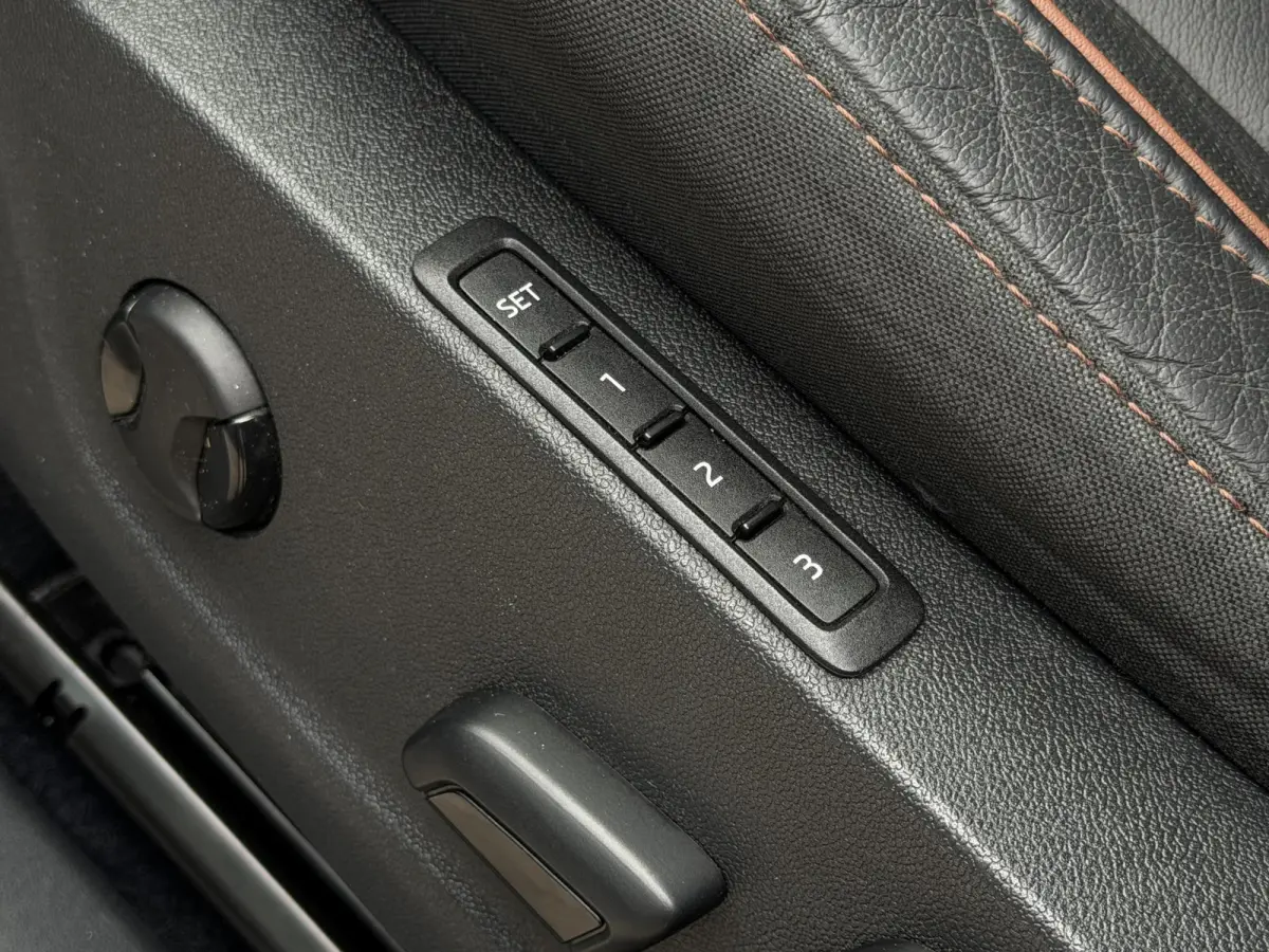 80 | Elektrisch verstelbare stoelen incl. geheugenfunctie | Stoel- en stuurverwarming | Elektrisch bedienbare achterklep | Lederen bekleding | Achteruitrijcamera | Parkeersensoren voor- en a