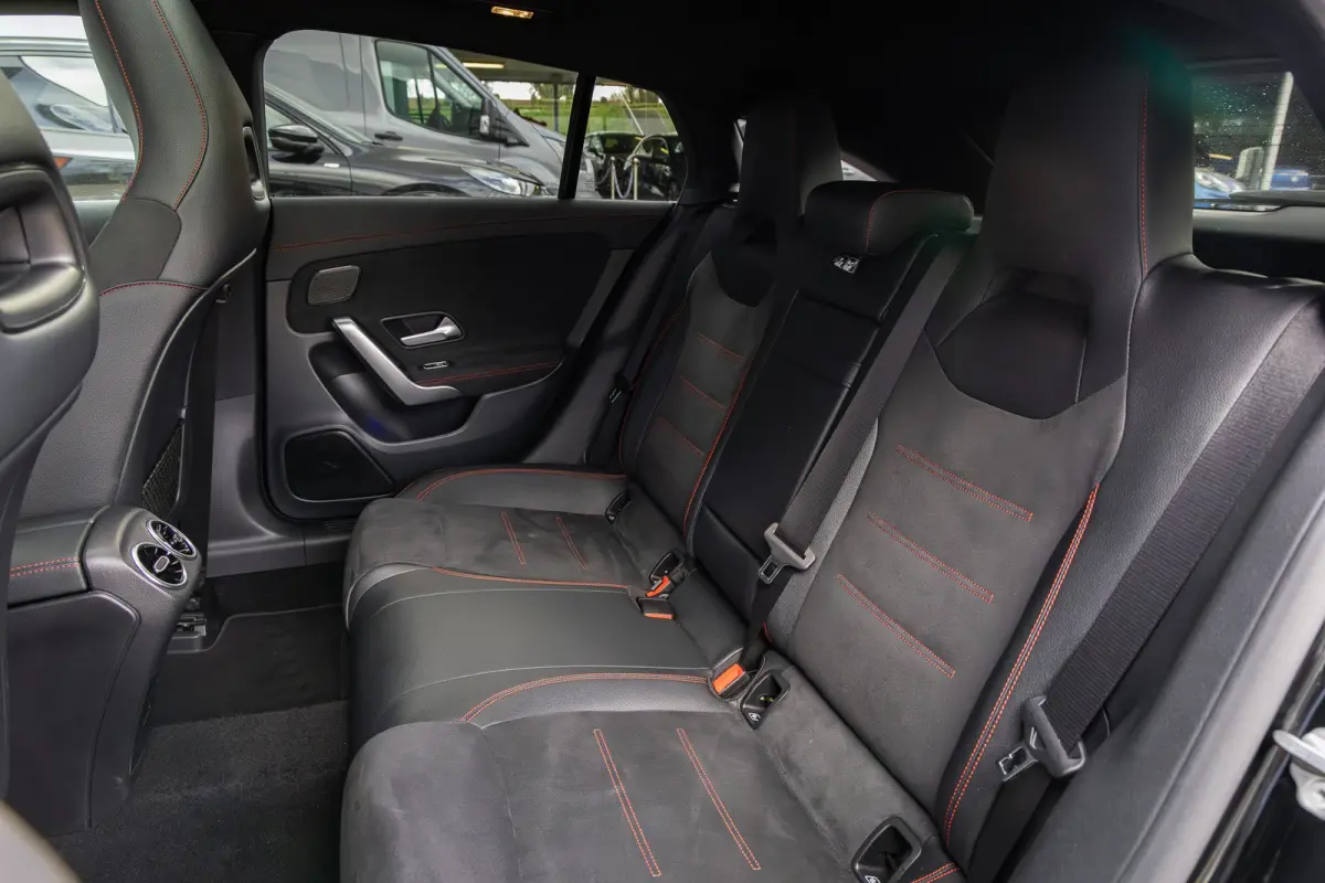 180 Business Solution AMG | Panoramadak | Stoelverwarming | Apple Carplay/Android Auto | Elektrische Achterklep | Camera