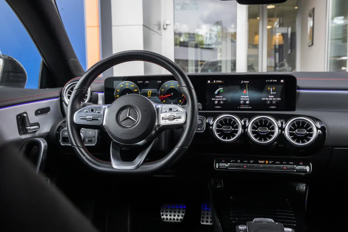 180 Business Solution AMG | Panoramadak | Stoelverwarming | Apple Carplay/Android Auto | Elektrische Achterklep | Camera