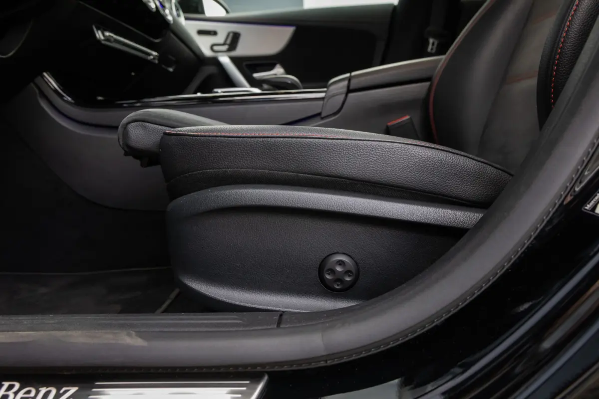 180 Business Solution AMG | Panoramadak | Stoelverwarming | Apple Carplay/Android Auto | Elektrische Achterklep | Camera