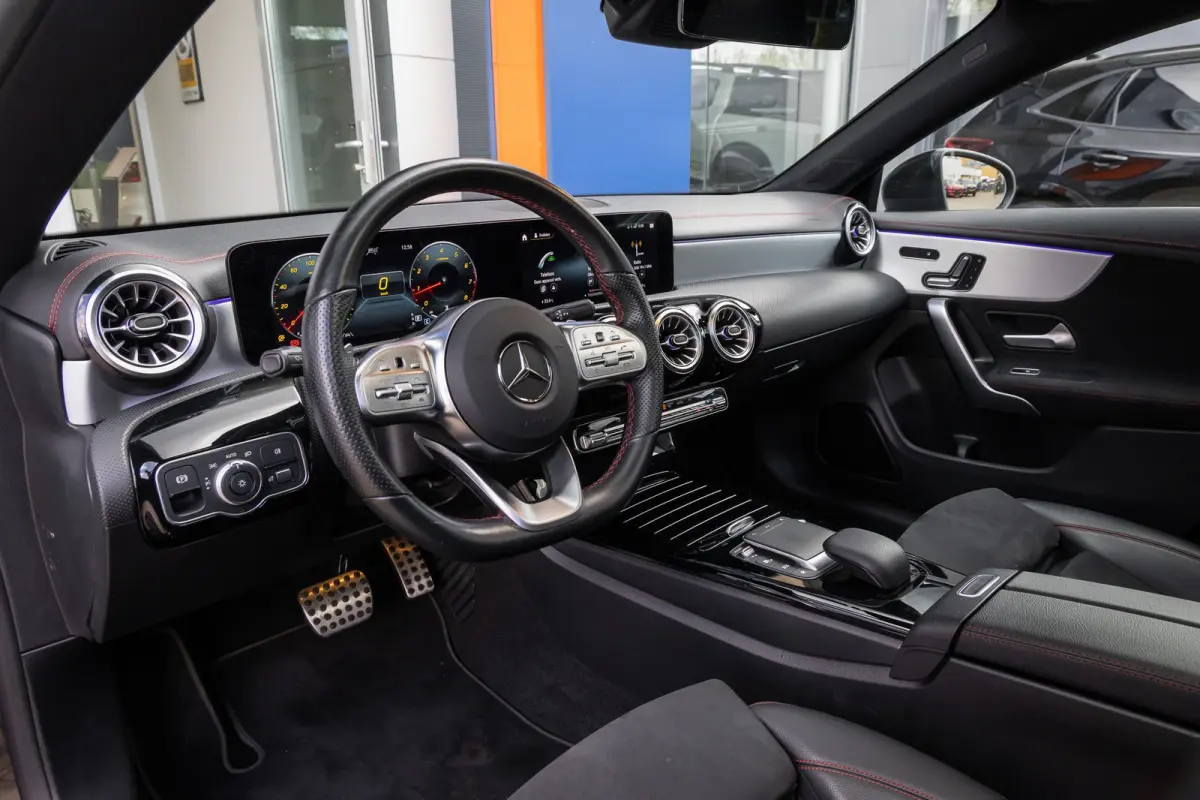 180 Business Solution AMG | Panoramadak | Stoelverwarming | Apple Carplay/Android Auto | Elektrische Achterklep | Camera