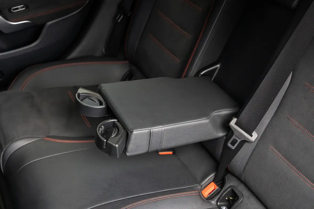 180 Business Solution AMG | Panoramadak | Stoelverwarming | Apple Carplay/Android Auto | Elektrische Achterklep | Camera