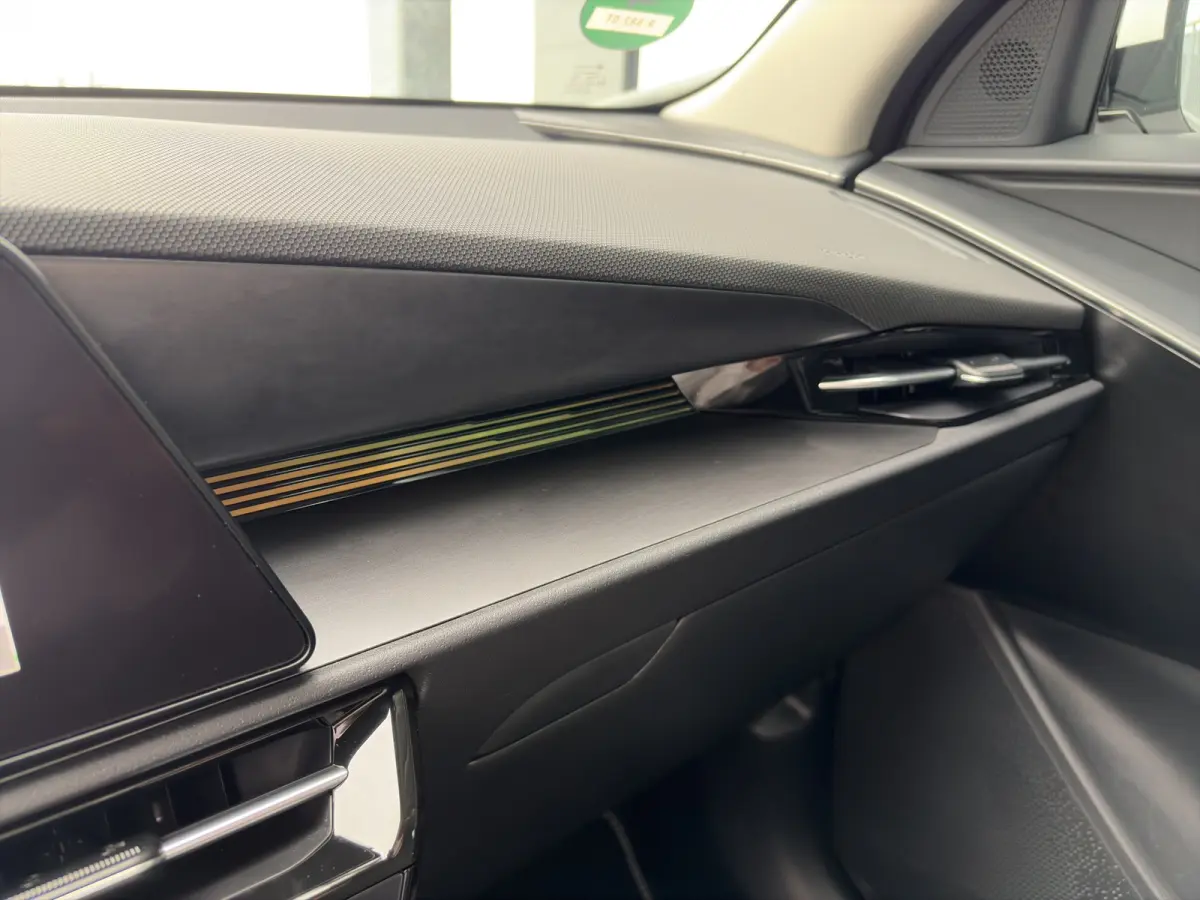 DynamicLine 64.8 kWh 204pk | SOH 100% | Carplay | Camera | Trekhaak | Halfleder | Adaptive Cruise | DAB | Navigatie | Keyless entry | Climate control | Regensensor
