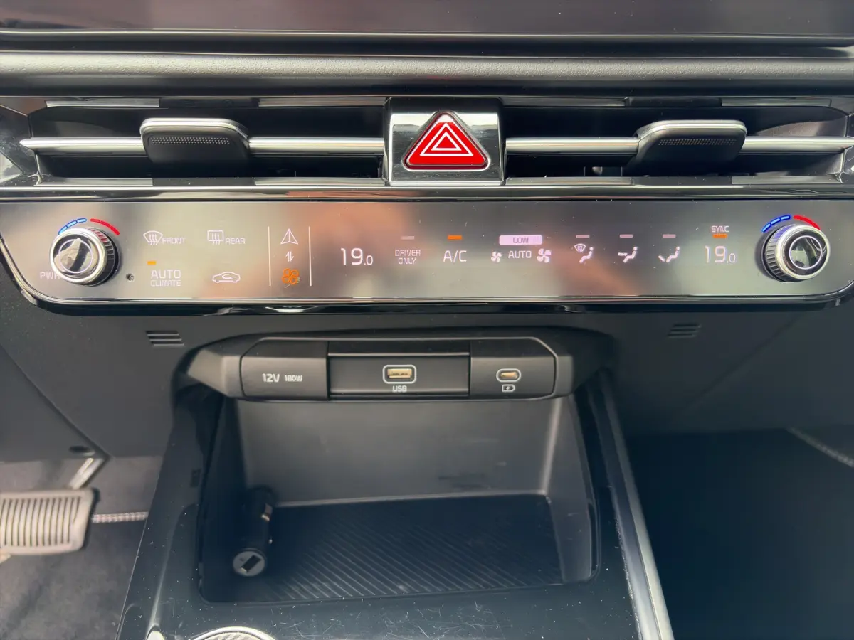 DynamicLine 64.8 kWh 204pk | SOH 100% | Carplay | Camera | Trekhaak | Halfleder | Adaptive Cruise | DAB | Navigatie | Keyless entry | Climate control | Regensensor