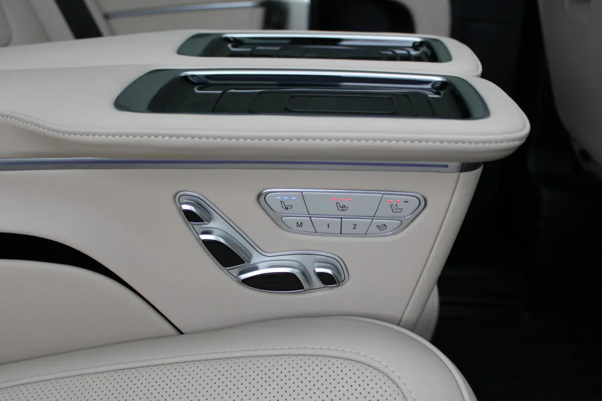 300d / AMG / DC / Exclusive / 4-Matic / Pano / Luchtv / Elec Stoel voor+achter / Burmester / Vol Opties / NIEUWSTAAT
