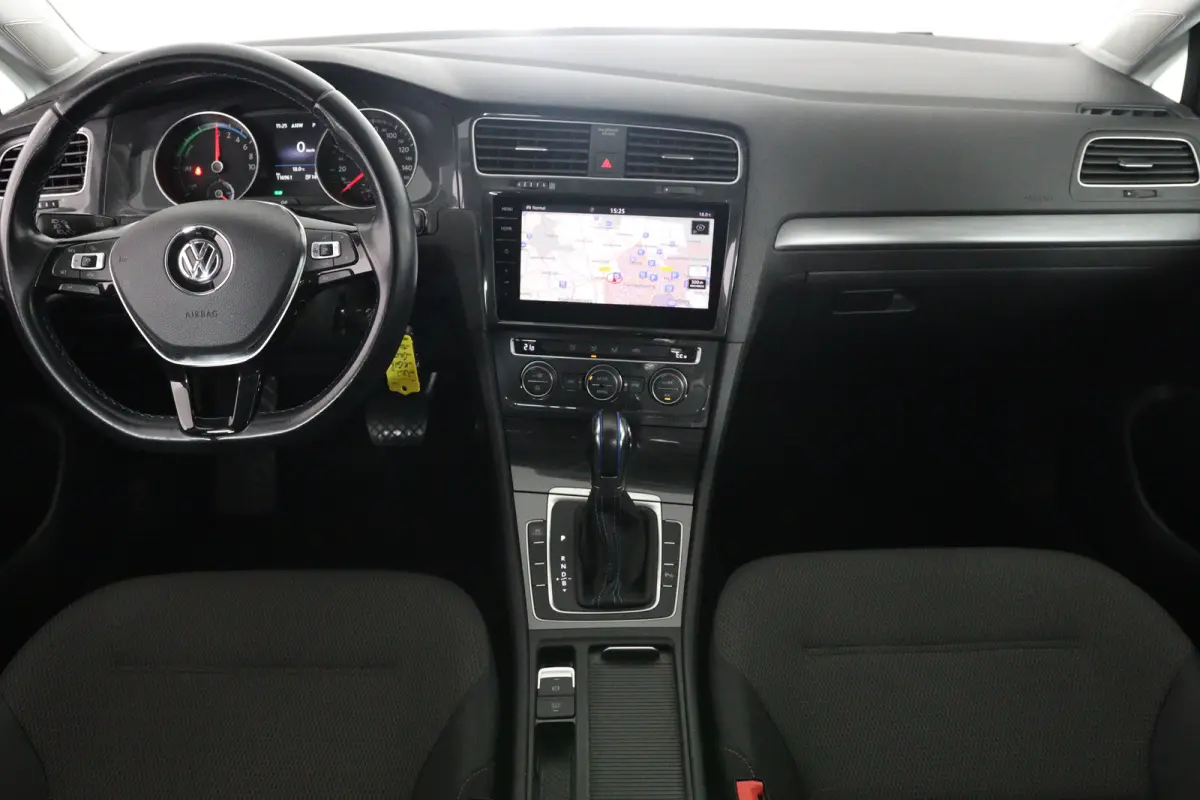 | SOH 88% | Groot Scherm | Cruise Adaptive | Navi | Camera | Clima | LED | Applecarplay/ AndroidAuto | Parkeersensoren V+A | Lichtmetalen Velgen