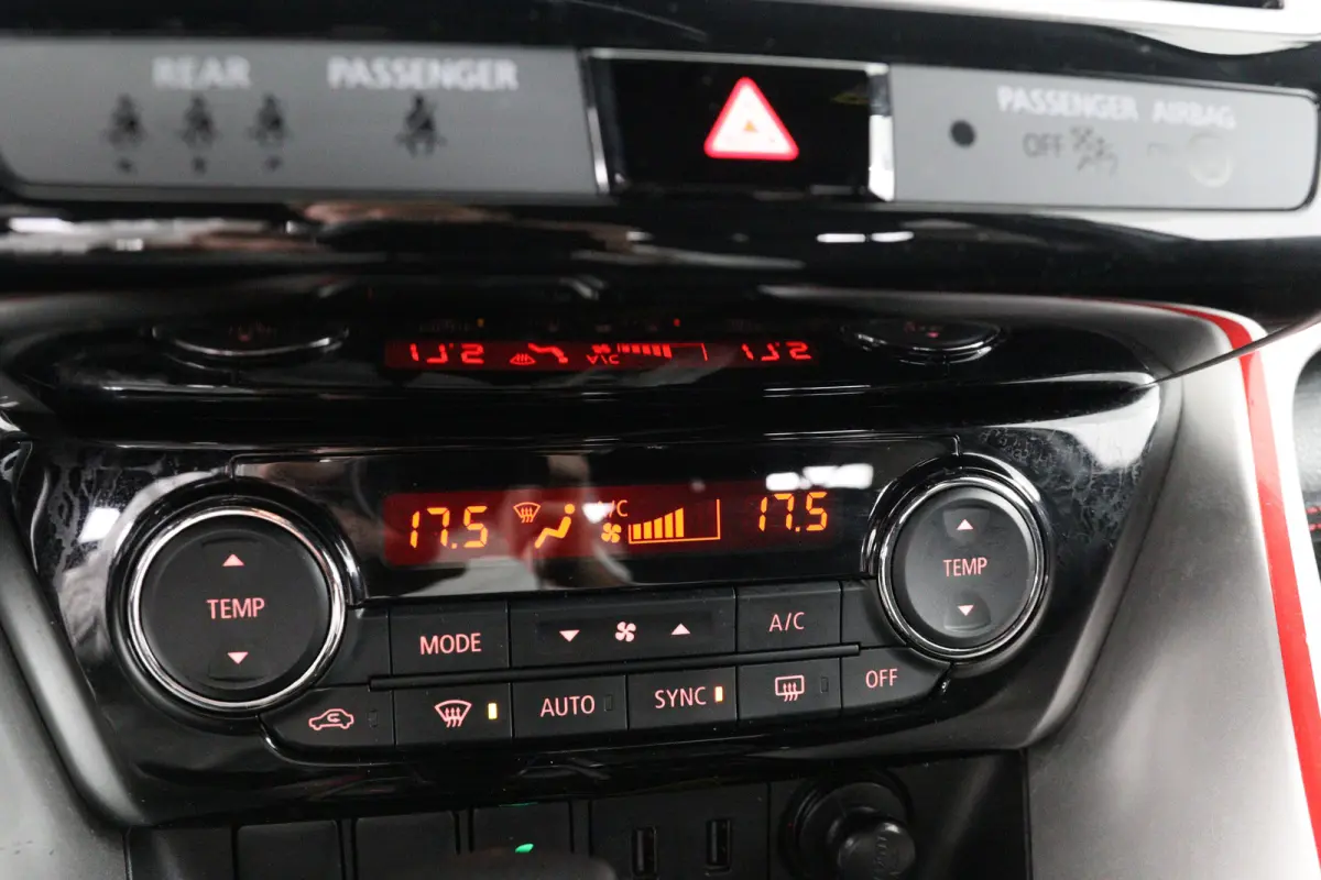 1.5 DI-T Black Edition Automaat | Trekhaak Afneembaar | 360* Camera | Stoelverwarming | Keyless | Dodehoek | Parkeersensoren Voor & Achter |
