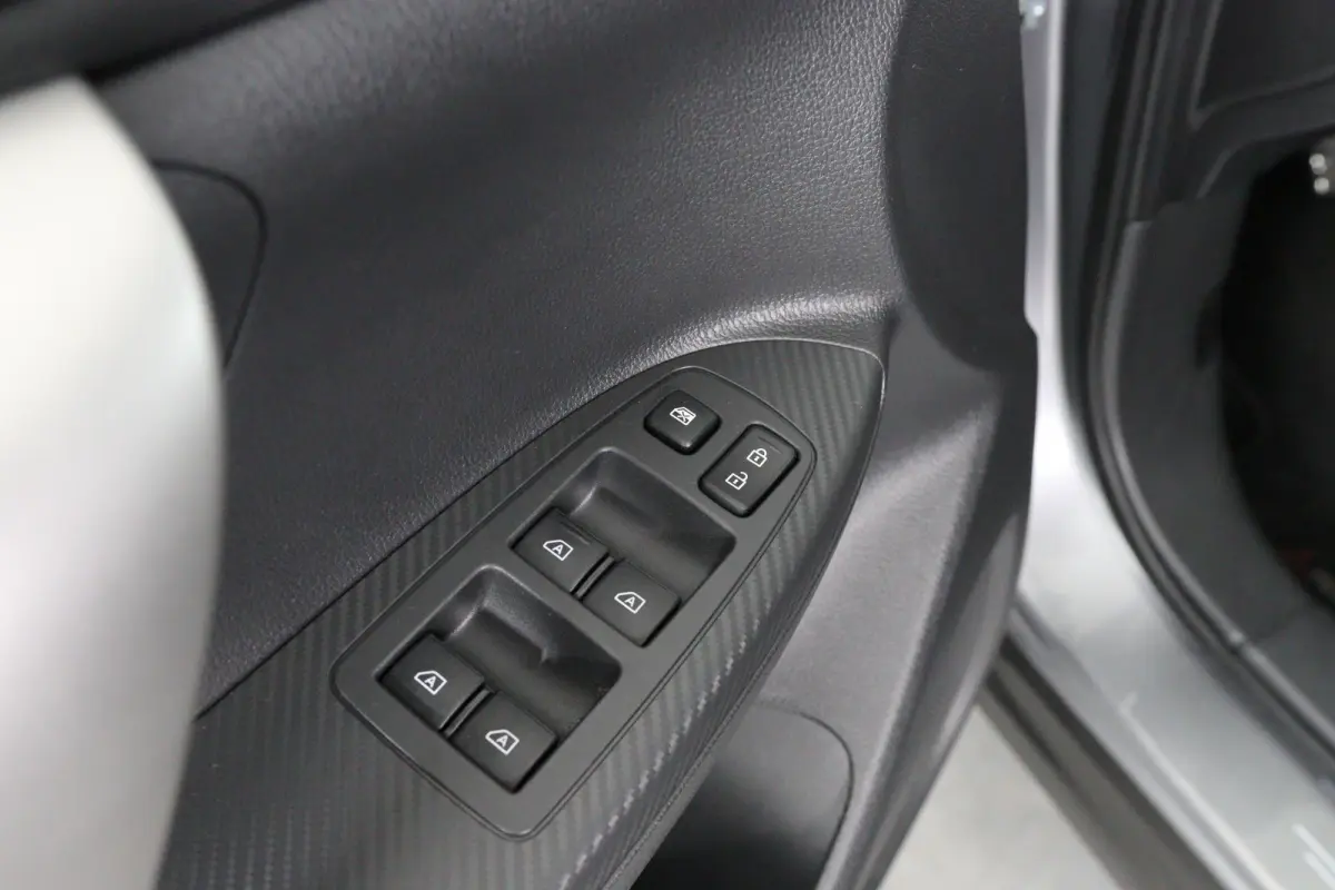1.5 DI-T Black Edition Automaat | Trekhaak Afneembaar | 360* Camera | Stoelverwarming | Keyless | Dodehoek | Parkeersensoren Voor & Achter |