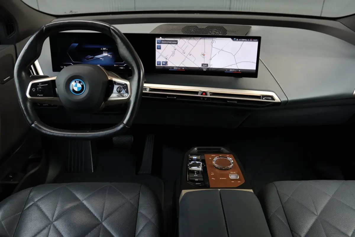 XDrive50 High Executive 112 kWh | panoramadak skylounge | laser led | stoelkoeling | elek. trekhaak | massage | keyless