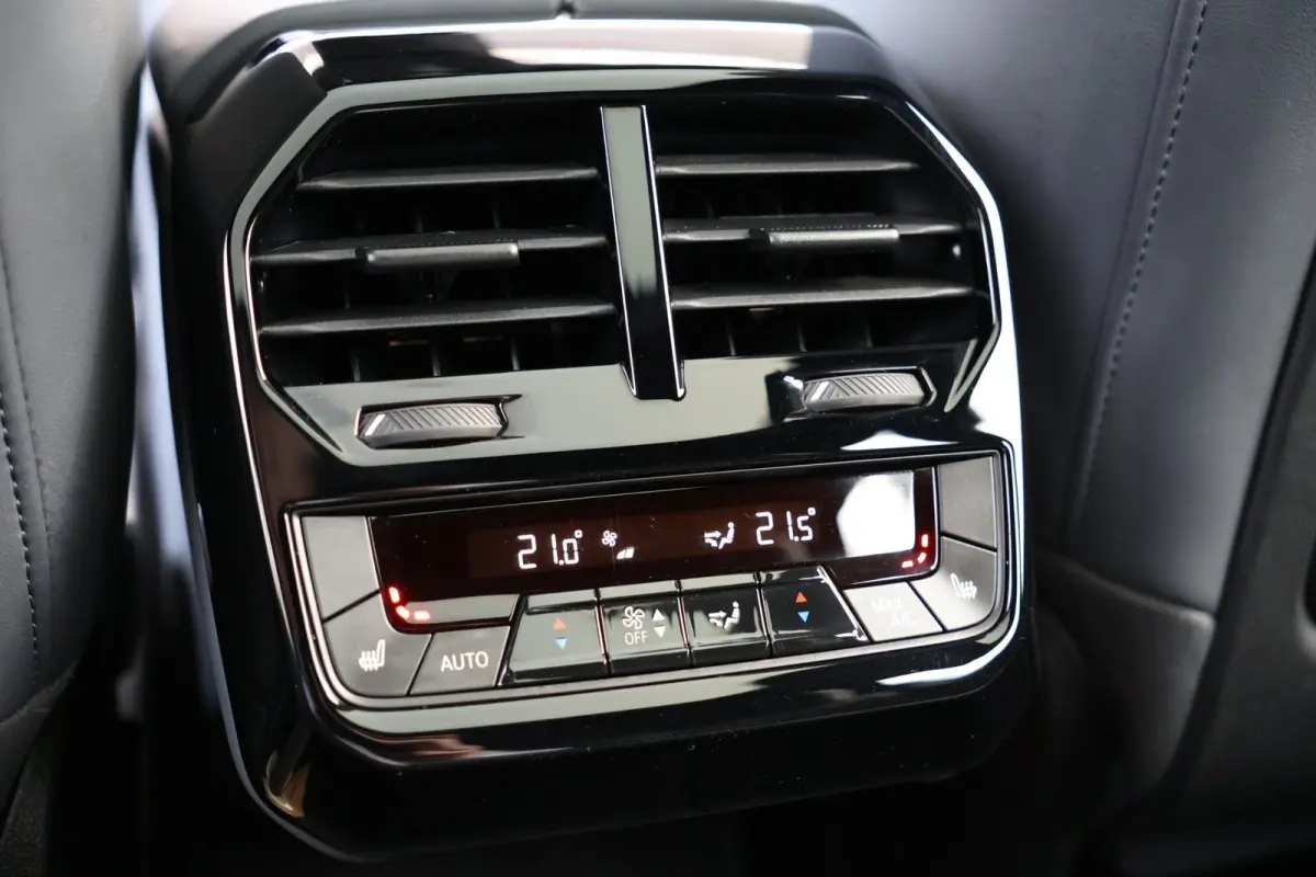 XDrive50 High Executive 112 kWh | panoramadak skylounge | laser led | stoelkoeling | elek. trekhaak | massage | keyless