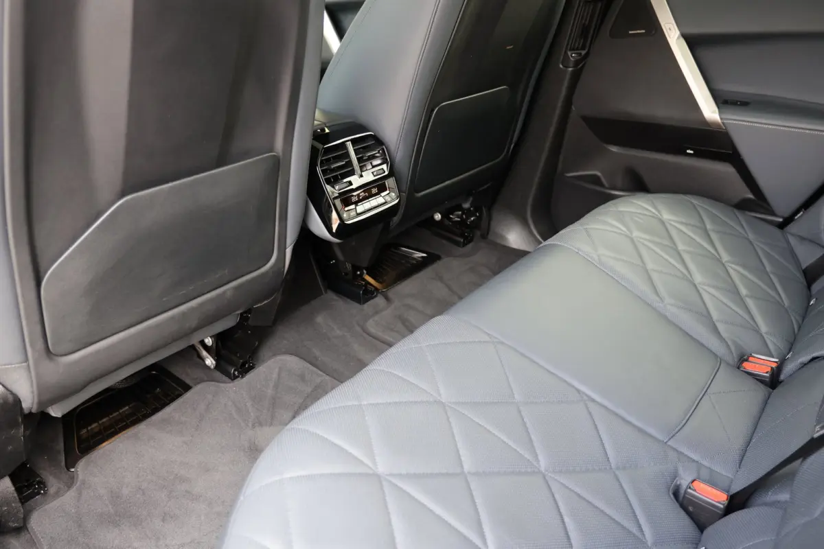 XDrive50 High Executive 112 kWh | panoramadak skylounge | laser led | stoelkoeling | elek. trekhaak | massage | keyless