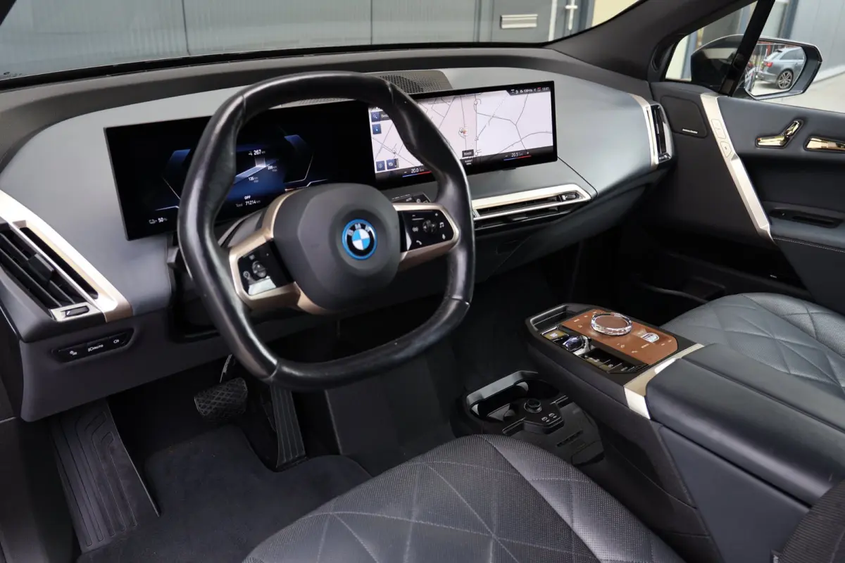 XDrive50 High Executive 112 kWh | panoramadak skylounge | laser led | stoelkoeling | elek. trekhaak | massage | keyless