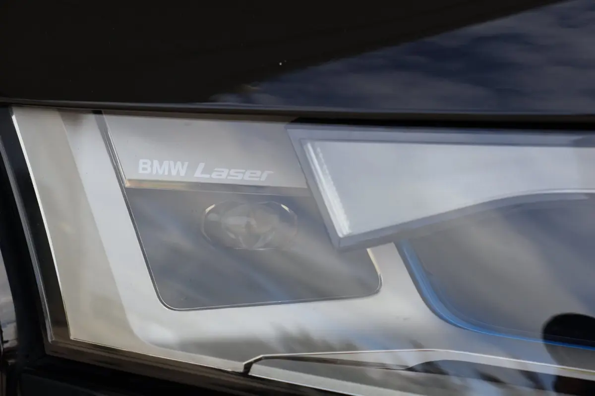 XDrive50 High Executive 112 kWh | panoramadak skylounge | laser led | stoelkoeling | elek. trekhaak | massage | keyless