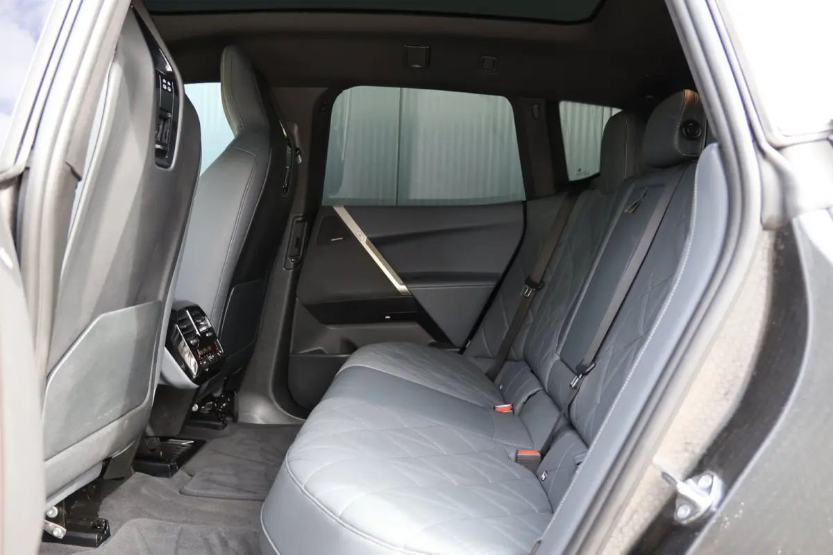 XDrive50 High Executive 112 kWh | panoramadak skylounge | laser led | stoelkoeling | elek. trekhaak | massage | keyless