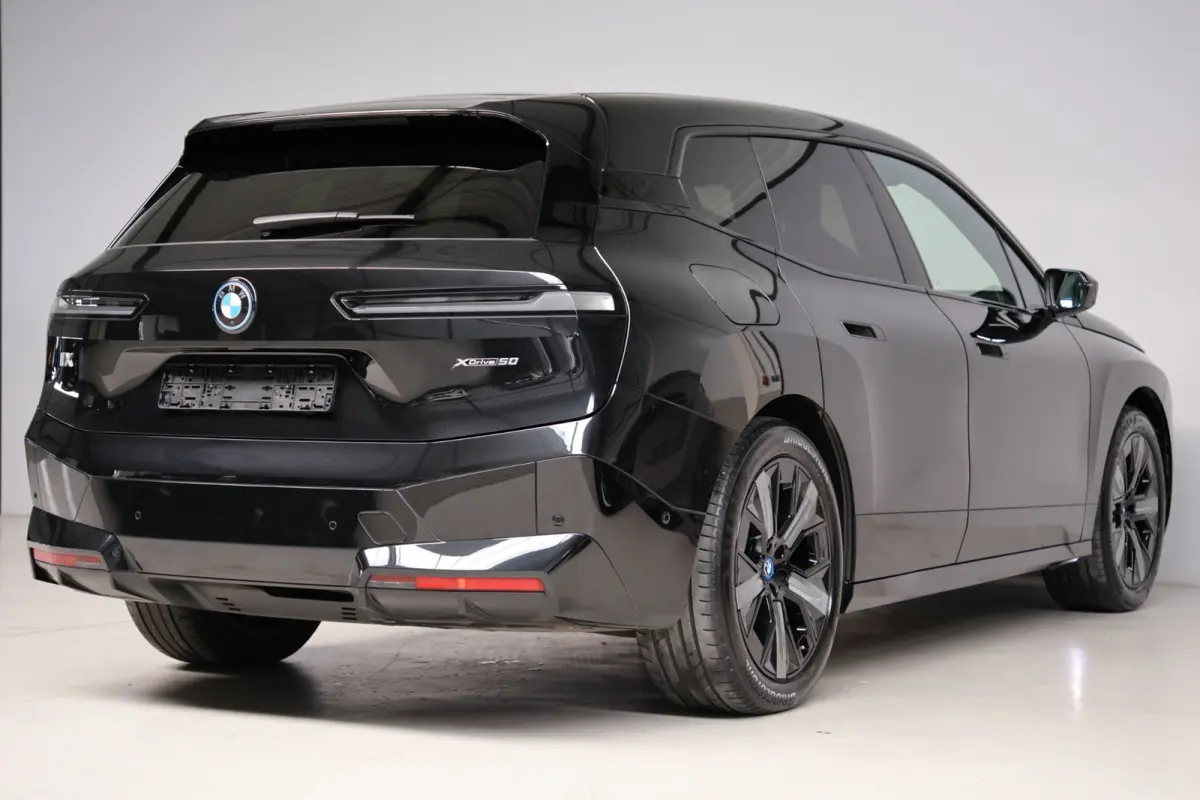 XDrive50 High Executive 112 kWh | panoramadak skylounge | laser led | stoelkoeling | elek. trekhaak | massage | keyless