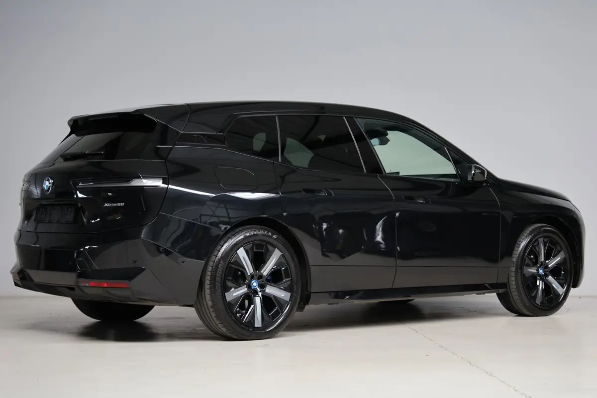 XDrive50 High Executive 112 kWh | panoramadak skylounge | laser led | stoelkoeling | elek. trekhaak | massage | keyless