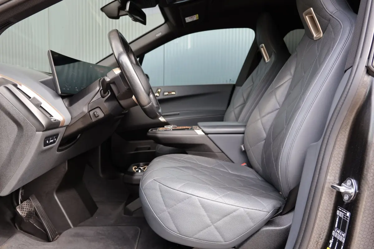 XDrive50 High Executive 112 kWh | panoramadak skylounge | laser led | stoelkoeling | elek. trekhaak | massage | keyless