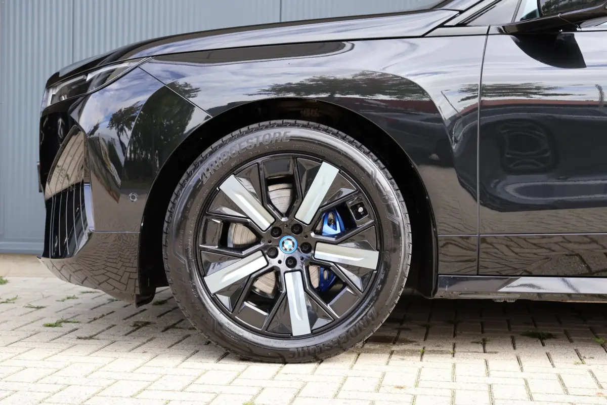 XDrive50 High Executive 112 kWh | panoramadak skylounge | laser led | stoelkoeling | elek. trekhaak | massage | keyless