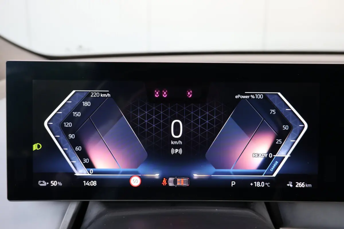 XDrive50 High Executive 112 kWh | panoramadak skylounge | laser led | stoelkoeling | elek. trekhaak | massage | keyless