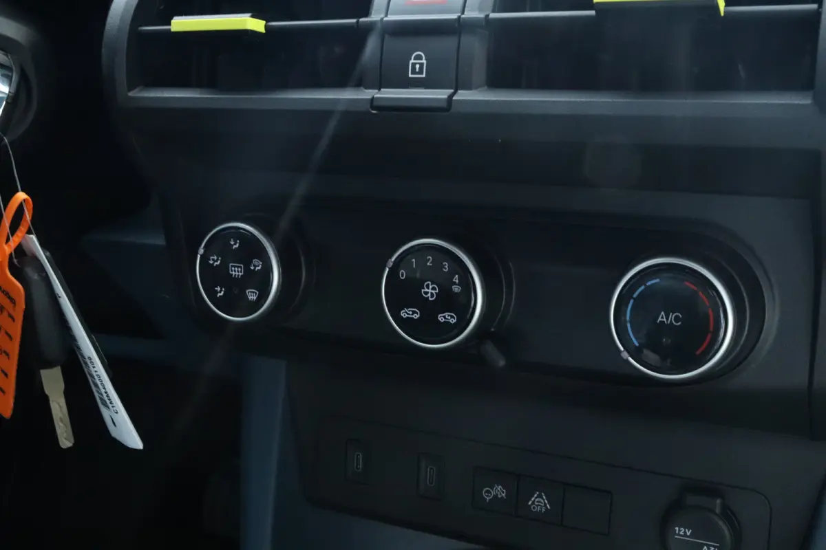 Icon | 10,25" touchscreen radio met Bluetooth, DAB & USB | Airconditioning handmatig | Cruise Control incl. speed limiter