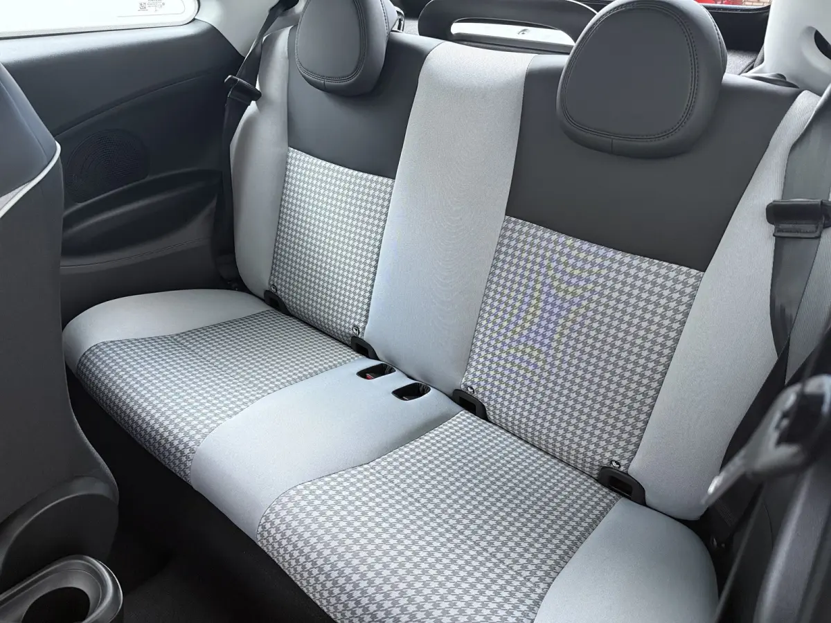 ICON | 10,25" touchscreen radio met Bluetooth, DAB & USB | Automatische airconditioning | Isofix bevestigingspunten op de achterstoelen